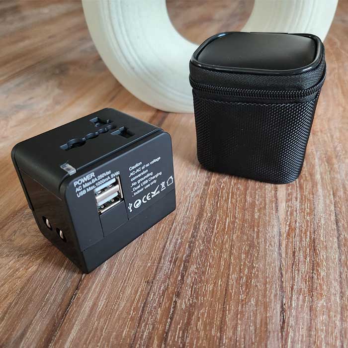 Izara Worldwide travel adapter with multi-USB ports. (1)