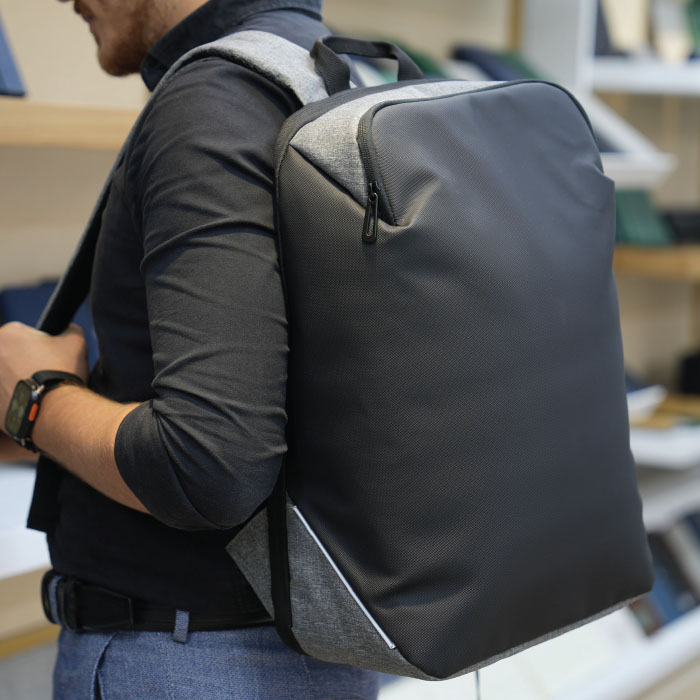 Courir 15.6’ laptop backpack. USB port for charging. (2)