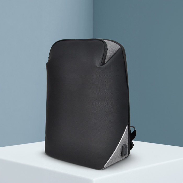 Courir 15.6’ laptop backpack. USB port for charging. (3)