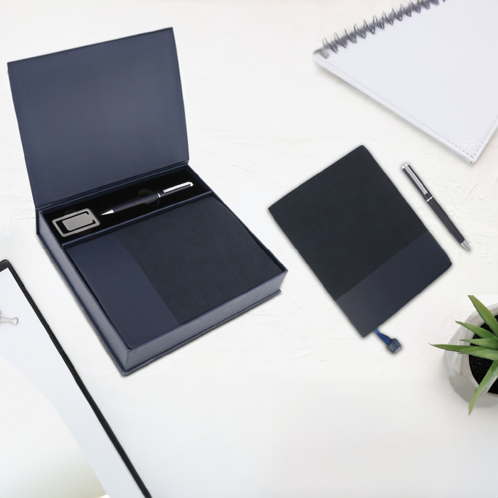 Geschenk Elegant gift set. Book, pen and metal bookmark. (10)