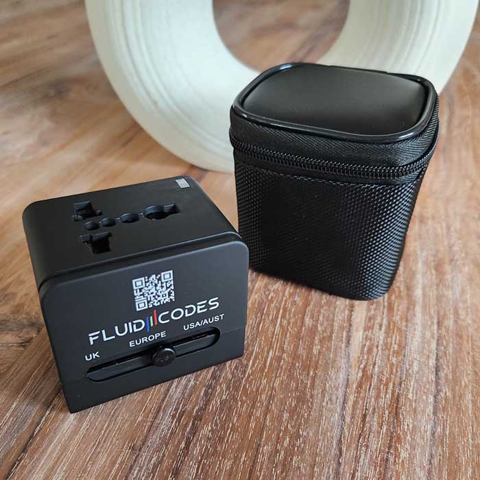 Izara Worldwide travel adapter with multi-USB ports. (2)