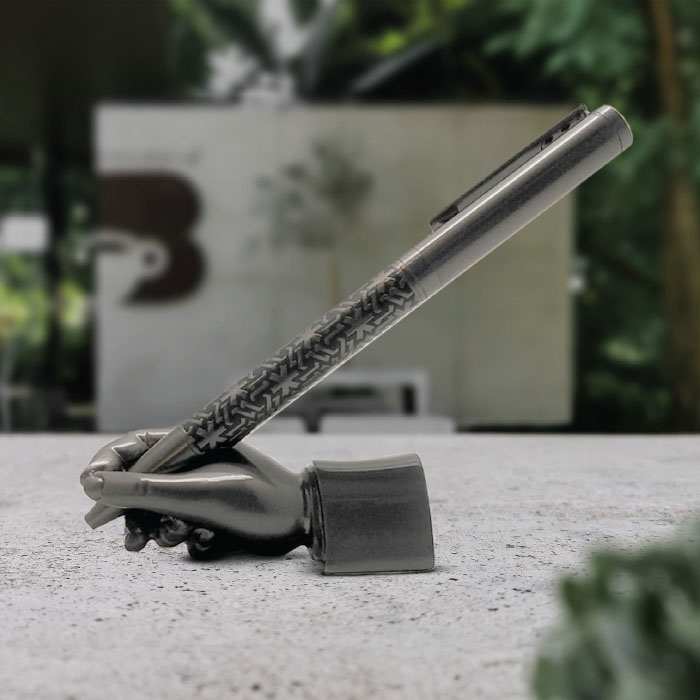 Eklept Luxury pen with a brass wrist stand. VIP (1)