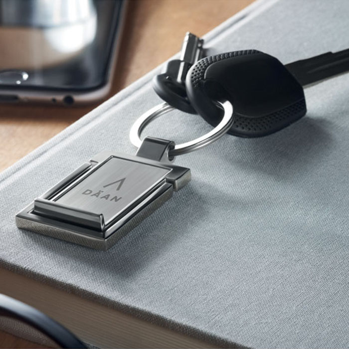 Qasa Stylish metal key ring with phone stand. (8)