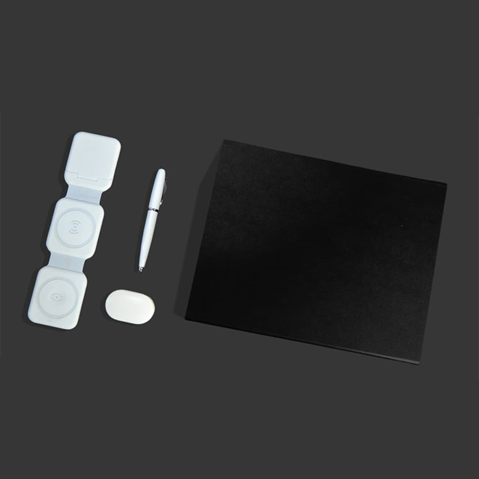 Gift Set 11 Stay connected anywhere with this tech set (3)