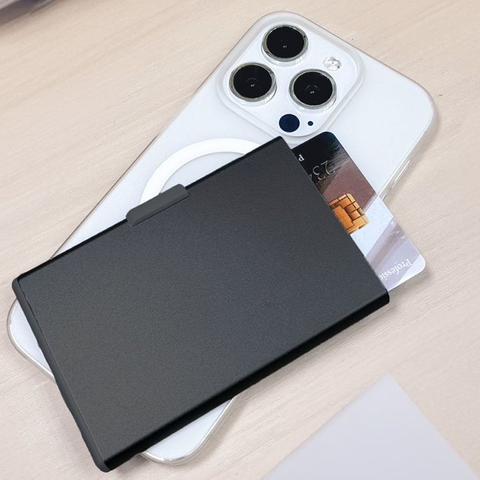 Pollard Recycled RFID and NFC-blocking aluminium card holder (1)
