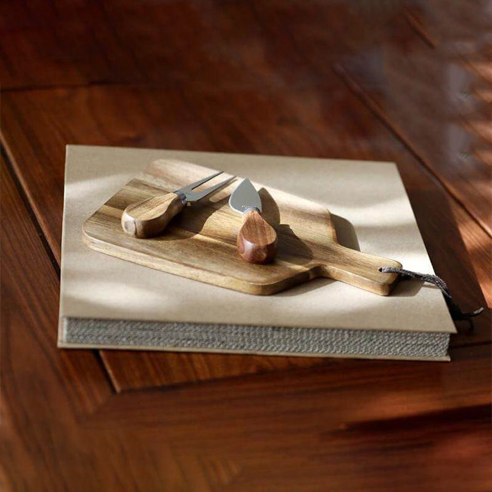 Woodward Pro Wooden cutting board with 2 knives. (2)