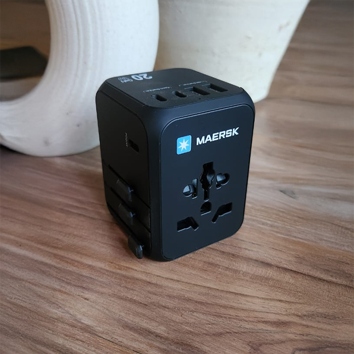 Starnet 3 Type C and 2 USB A ports universal travel adapter (1)