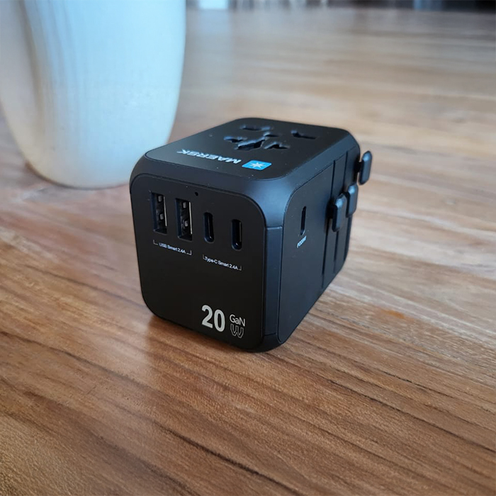 Starnet 3 Type C and 2 USB A ports universal travel adapter (3)