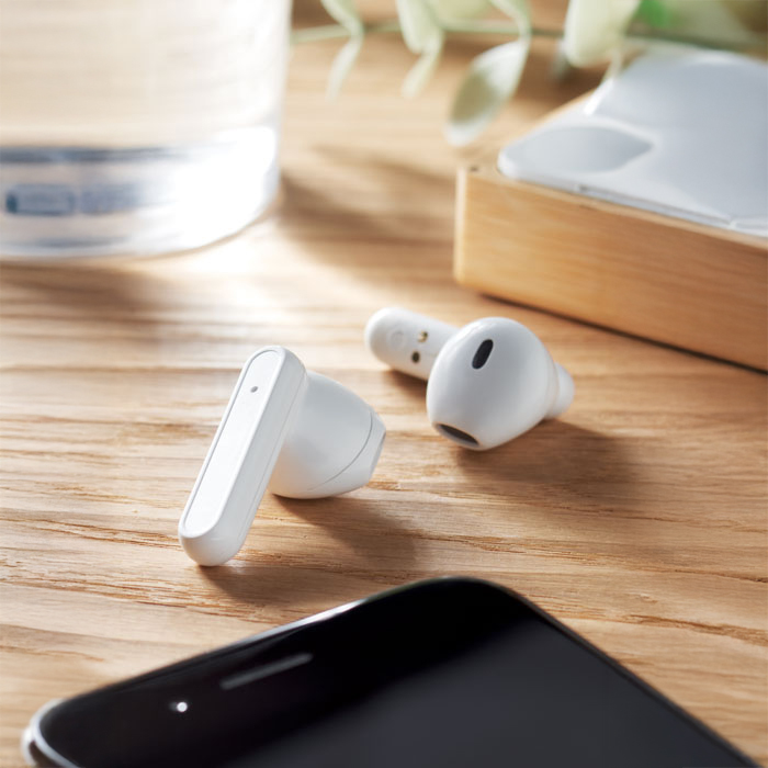 Chris TWS earbuds in bamboo case (1)
