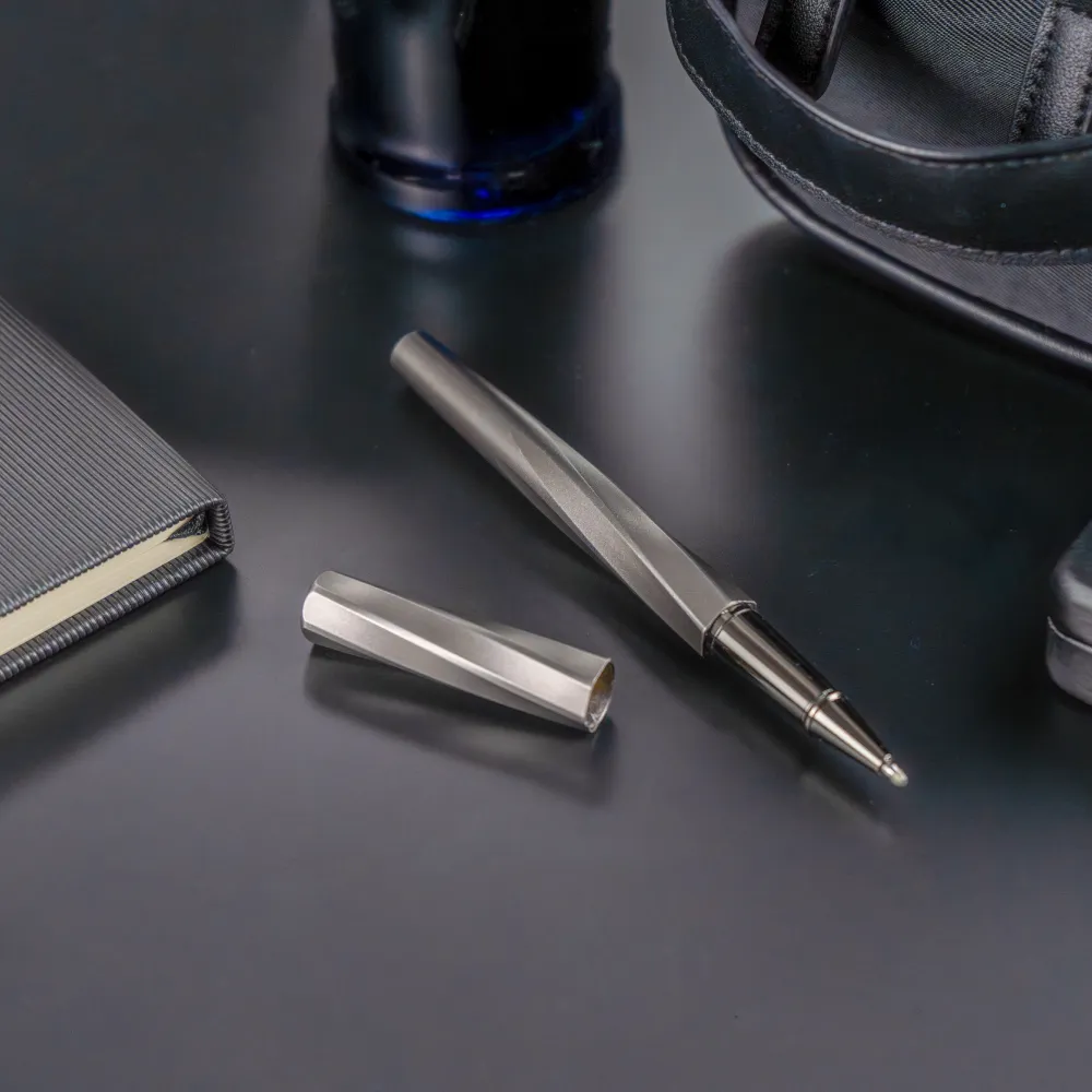 Hobbs Swirl design pen in PU leather box (7)